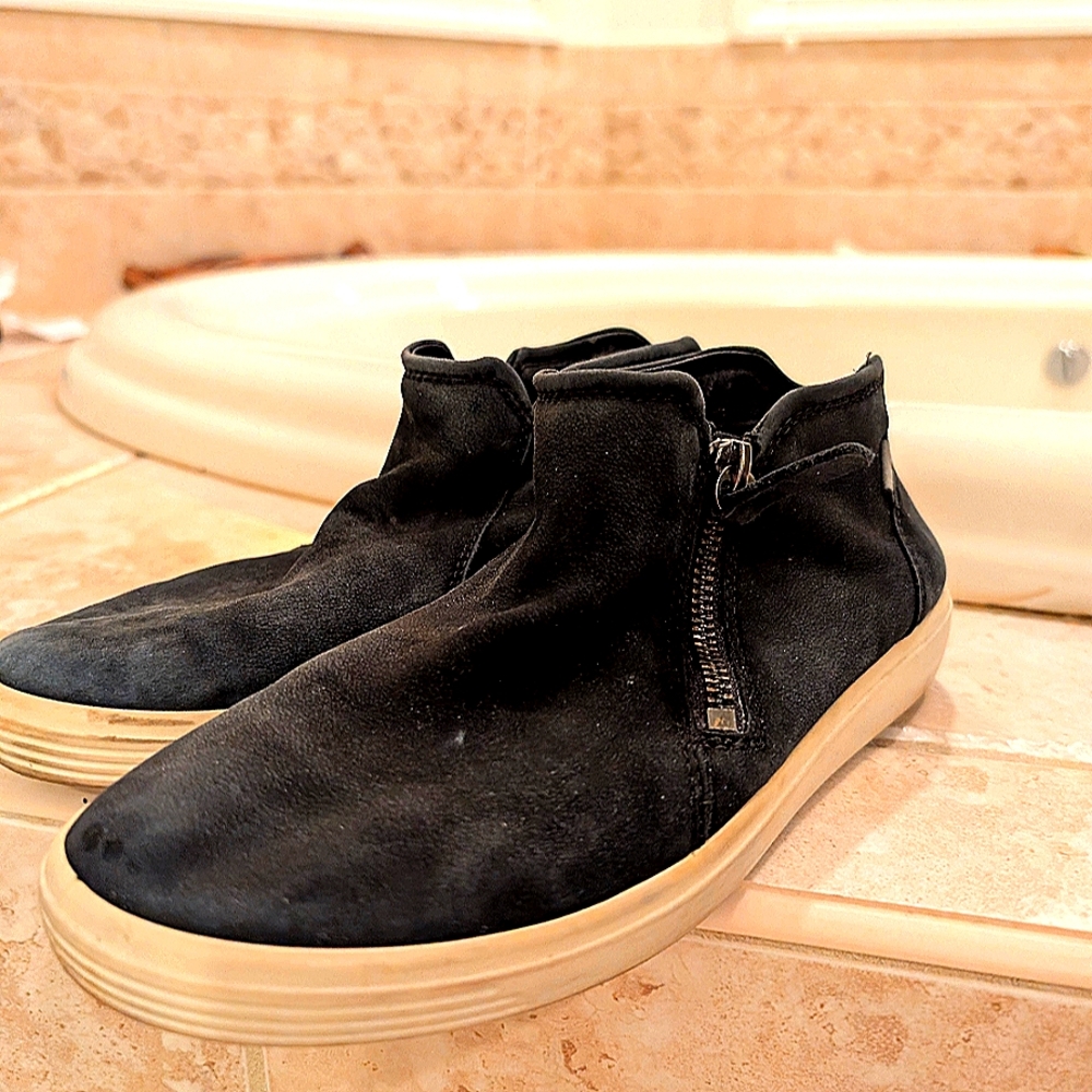 ECCO Soft 7 Low Cut Zip Bootie